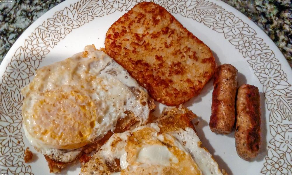 A protein-rich breakfast keeps you full and reduces cravings later in the day.